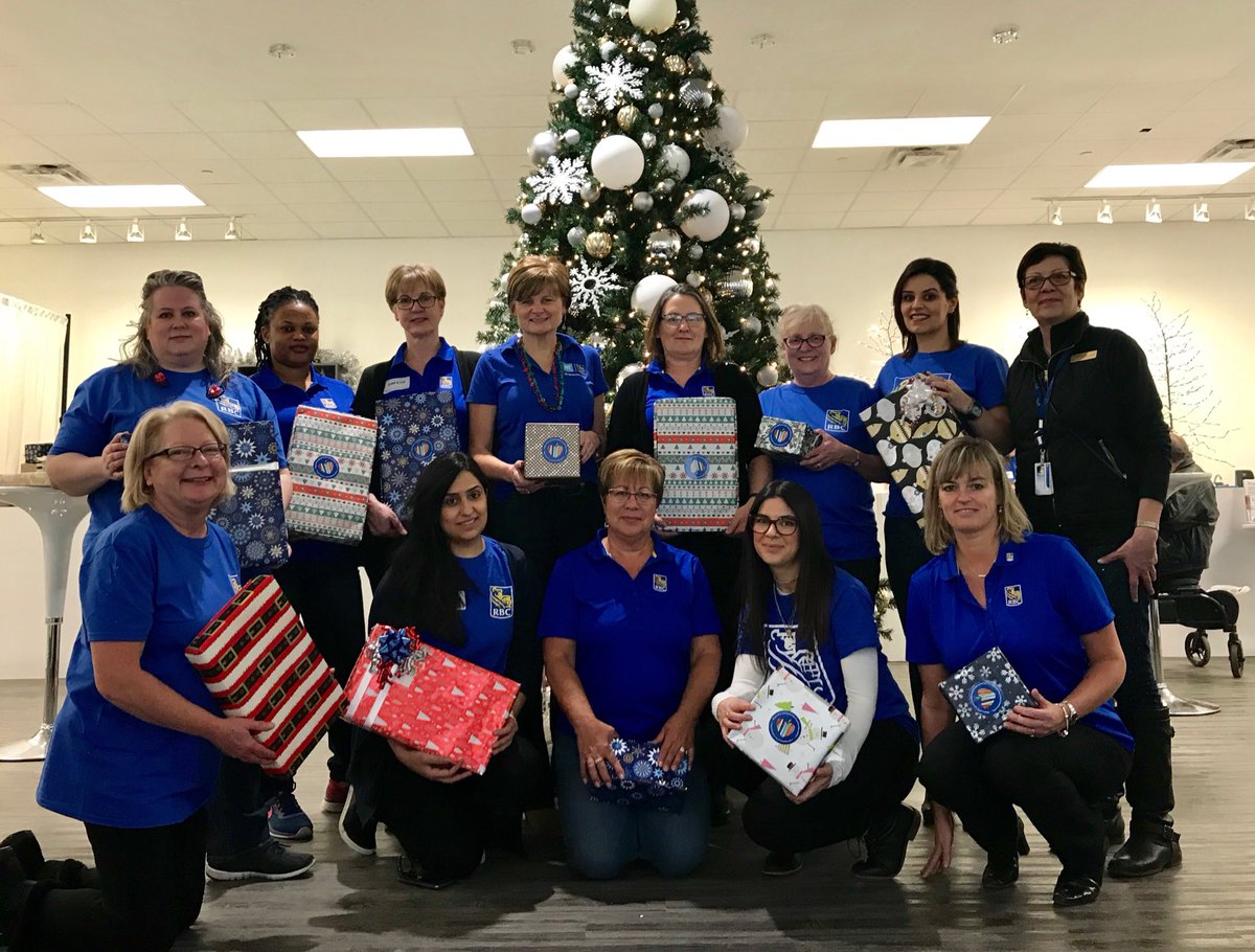 EPSFoundation's tweet photo. Tis the season to be jolly! An amazing team of ⁦@RBC⁩ staff not only helped wrap gifts for ⁦@kingswaymall⁩ customers today, they gifted our Foundation with $1000 to support #fulldayk Kindergarten. Big 🤗 hug to all! #Yeg ⁦@JMosier_RBC⁩ ⁦@jayeldaniels⁩ https://t.co/lNPEjfhPot
