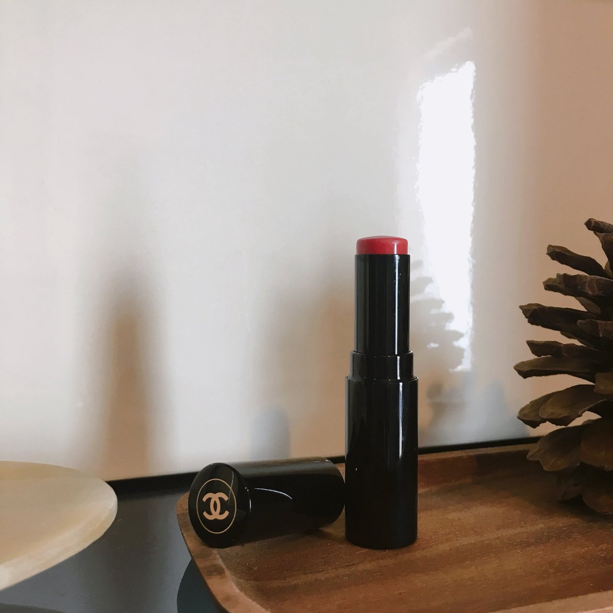 blissandkiss's tweet photo. ♥️Chanel Lip Balm สี medium
ลิปบาล์มของชาแนลเขาออกมาทั้งหมดสามสี สีนี้ที่รีวิวเป็นสีกลาง จะติดอมชมพูทาแล้วใสๆ ธรรมชาติมากๆโดยส่วนตัวคิดว่าเป็น dupe กับ dior lip glow (ต่อ) #ไว้รีวิวห้ามขายของโว้ย #รีวิวคสอ #รีวิวลิป #chanelcosmetics #ลิปชาแนล #ของดีบอกต่อ #blissandkissx https://t.co/sGbTNt3nkX