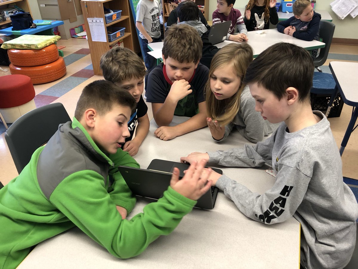 EcoleLenvol's tweet photo. Les élèves de 6e année présentent aux 2e et 3e année leur jeu vidéo de Noël conçu sur Scratch! https://t.co/7leixI5gSW