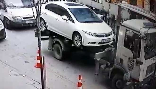 Çekici terörü, içinde çocuk olan aracı çektiler. Kadın feryat ederken, “Sen çocuğu bırak, parayı çek gel bekliyoruz” dediler..  patronlardunyasi.com/haber/Cekici-t…