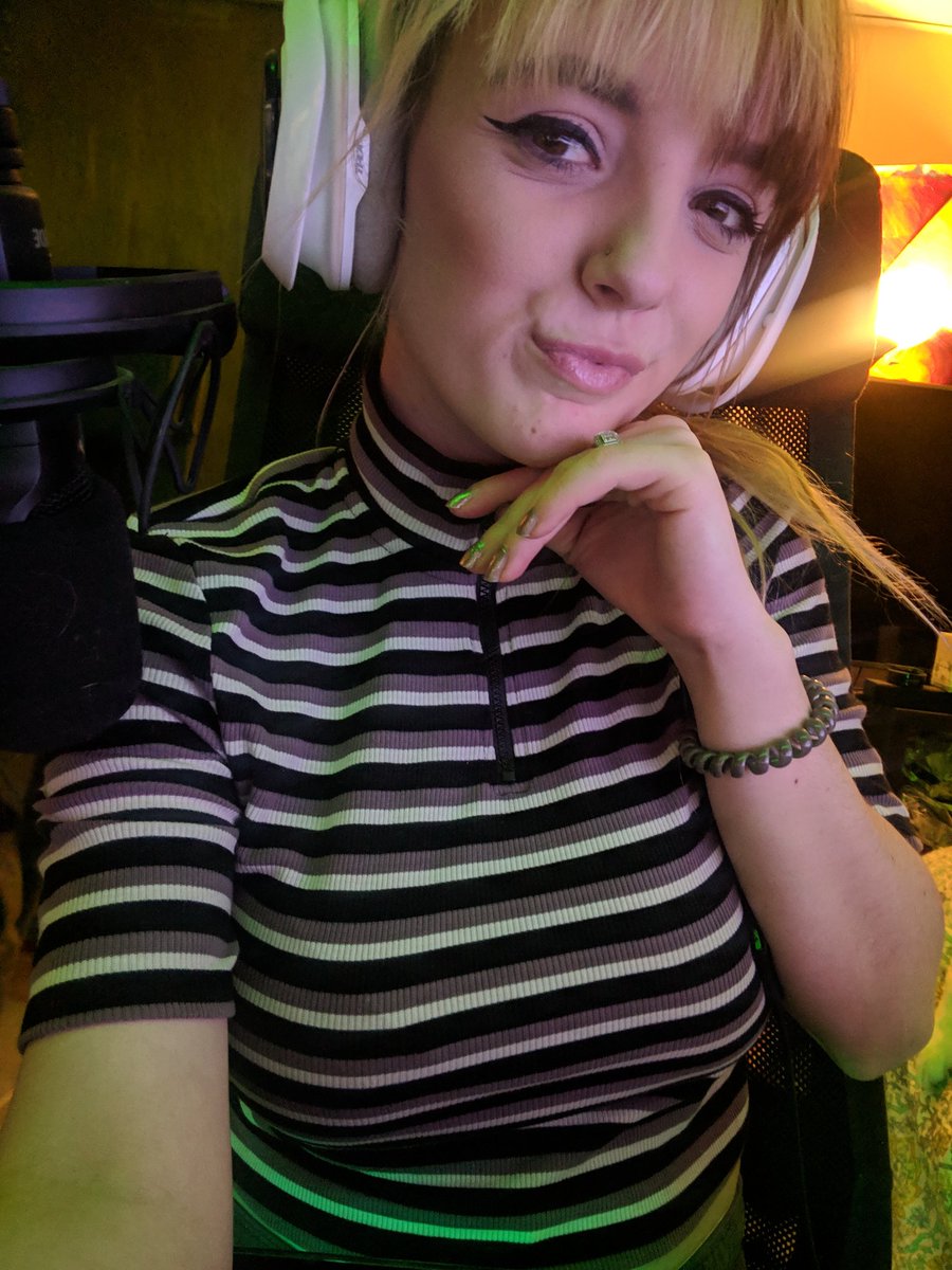 Drekota's tweet photo. You know it's about that time https://t.co/NvlBVVY90z we're live! Come play some league and blackout with us 🥰 #stream #twitch #couplegamers🎮 https://t.co/XCEsm86ghG