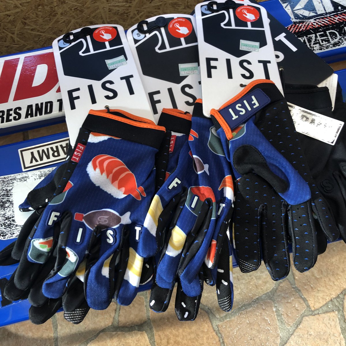 astbikes's tweet photo. 今話題のFISTグローブ😍BMXライダーの榊原兄弟のシグネーチャーモデルSUSHIBARA‼️つけ心地も良くてスマホもいじれます👍#fist #globe #bmxracing #dkracing #sakakibara #sushibara #astbikes #ast #和光市 #成増 #光が丘公園 #練馬区 #板橋区 #埼玉県 #paypay https://t.co/IYG3ln1fIV
