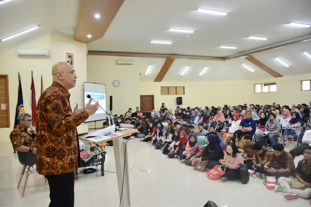 Kemlu_RI's tweet photo. 1. Prevention, Early Detection, dan Immediate Respons adalah strategi utama dalam pelindungan WNI di  luar negeri.  Topik #NegaraMelindungi disampaikan oleh Dirjen Protokol dan Konsuler, Andri Hadi, pada public lecture #DiploFest di @unpas_bandung (18/12) #IniDiplomasi https://t.co/qkTaomQgaC