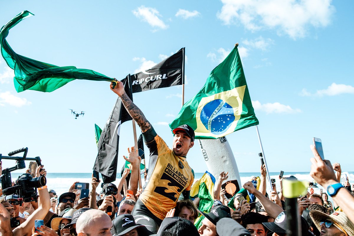 wsl's tweet image. Your 2018 #BillabongPipeMasters and 2X World Champion @gabriel1medina 🏆🏆

📸: @EdSloanePhoto | #VTCS @billabong1973 @vanssurf