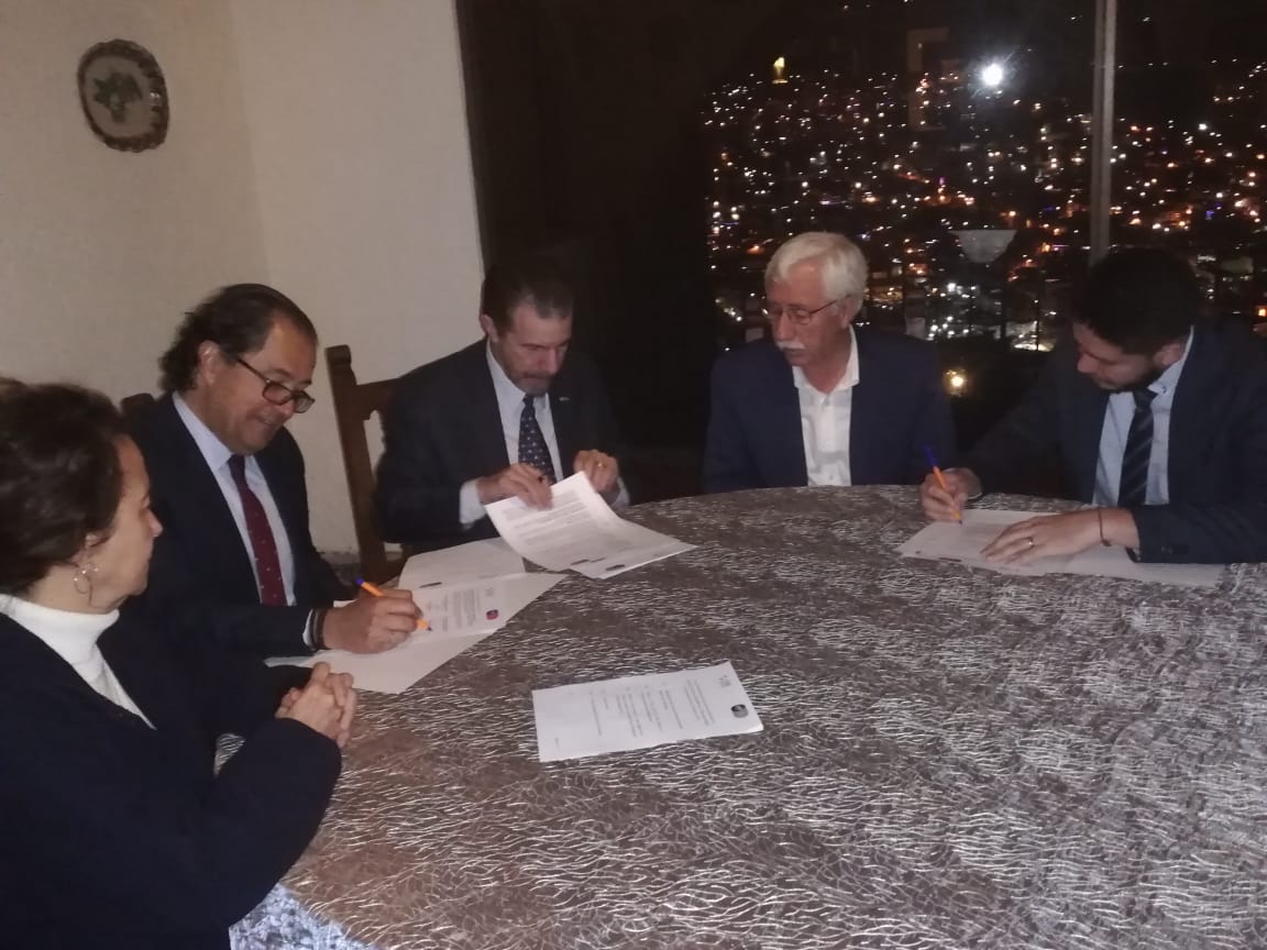 oniessmexico's tweet photo. Siempre es grato para ONIESS asistir de invitado de honor a la firma de convenios que favorezcan el bienestar social. Hoy inician los lazos entre el CISS y la Secretaría del Migrante y Enlace Internacional de Gobierno de Guanajuato. #Sinfronteras @oniessmexico @CISS_org https://t.co/r3t3iWec7r
