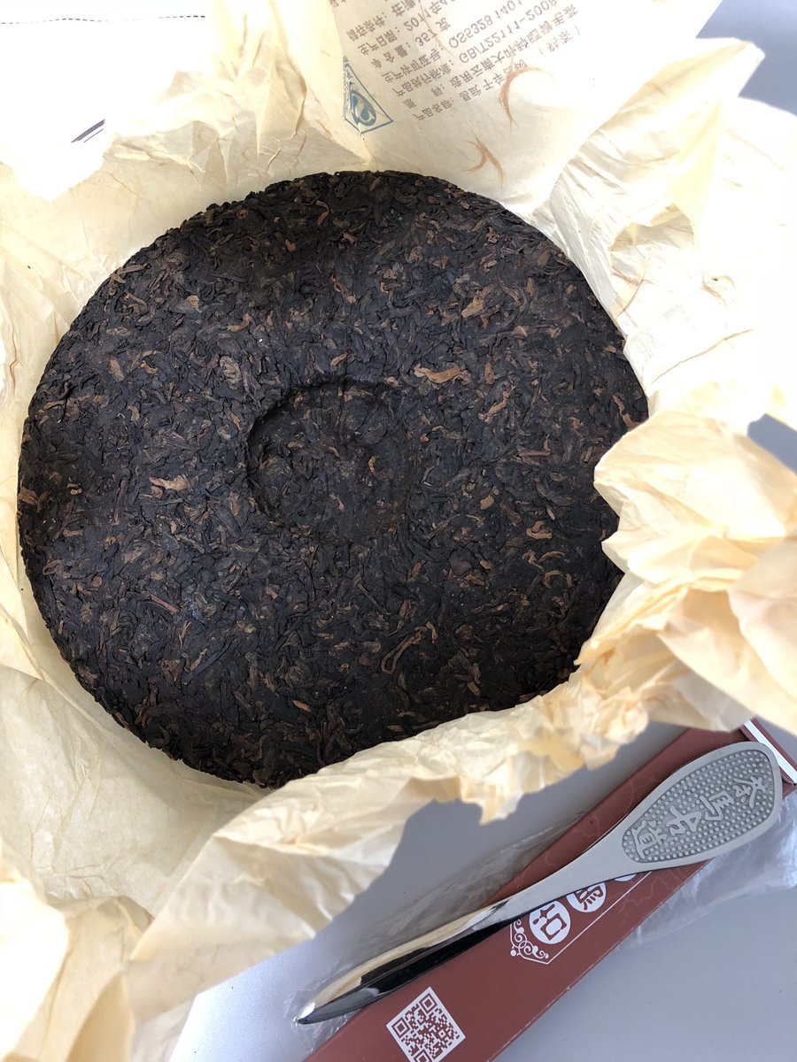 maikusa's tweet photo. 上海から昔の仕事仲間が来た。
お土産にプーアル茶もらった。
かなりたのしみ。 https://t.co/MHBEtPWCsf