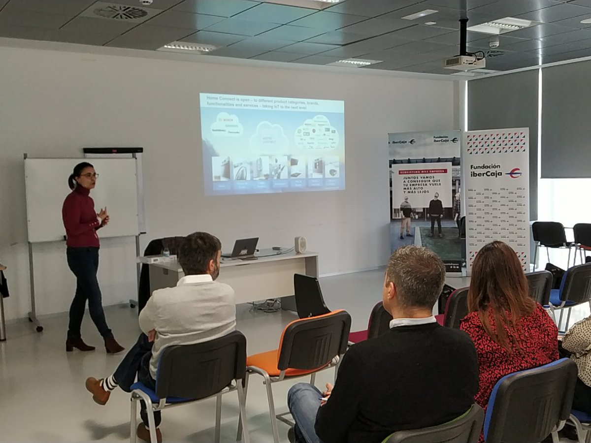 luz_lopezp's tweet photo. Hoy día extraordinario en #EcosistemaMas, sesión de co-creacion con #BSHEspaña y un grupo de #inconformistas #innovadores #startups #pymes miembros @EcosistemaMas q generosamente van a pensar con ellos #Inteligenciacolectiva sobre modelos de negocio vinculados a tecnología #IoT https://t.co/B6yPkC12i6
