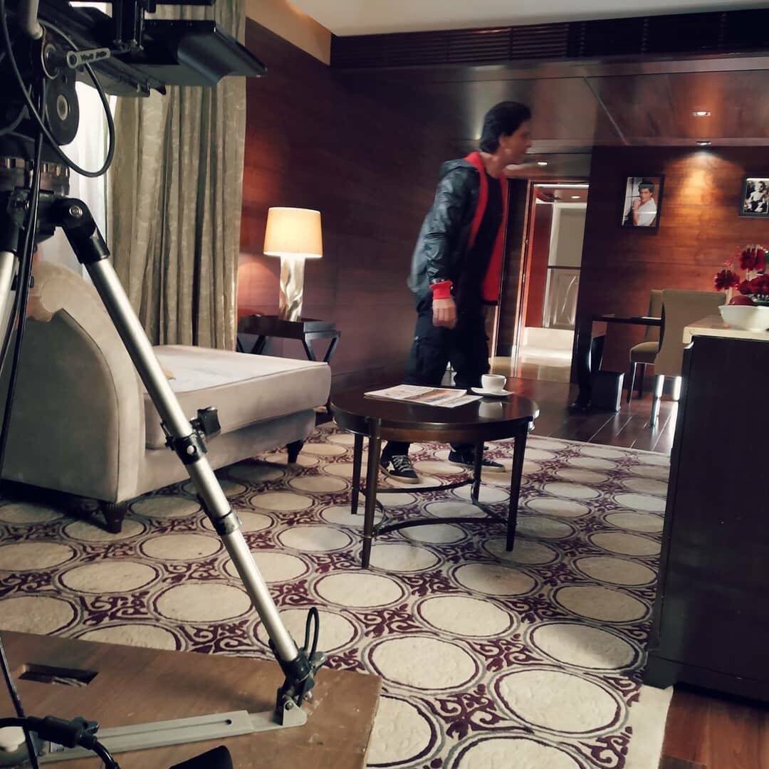 SRKUmriCFC's tweet photo. #Camera_Teleprompter
#Add_Shoot #ZeroTheMovie
#ShahrukhKhan #Alexa_XT
Shah Rukh Khan (@iamsrk) during shooting an Ad for #Zero Promotion .... Teleprompter Solution & The Leela Ambience Gurugram Hotel & Residences
#3DaysToZero
@RedChilliesEnt @SRKCHENNAIFC https://t.co/u40cX545hy