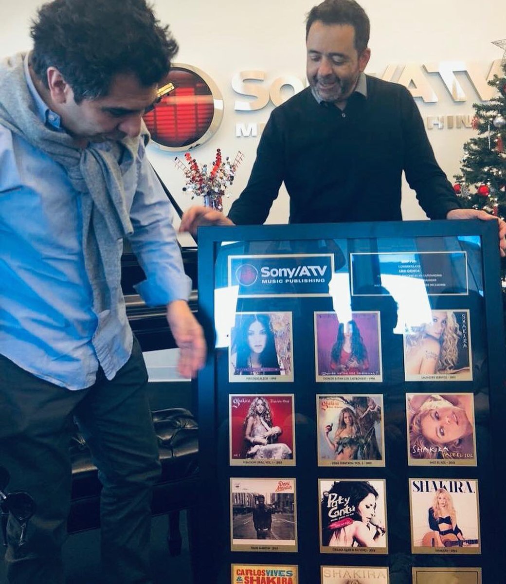 GerardoMebarak's tweet photo. Reconocimiento y breviario antológico de @SonyATVMusicPub a Luis Fernando Ochoa por su participación como músico y compositor en diversos álbumes incluyendo los de @shakira https://t.co/IoPhTMLLcb