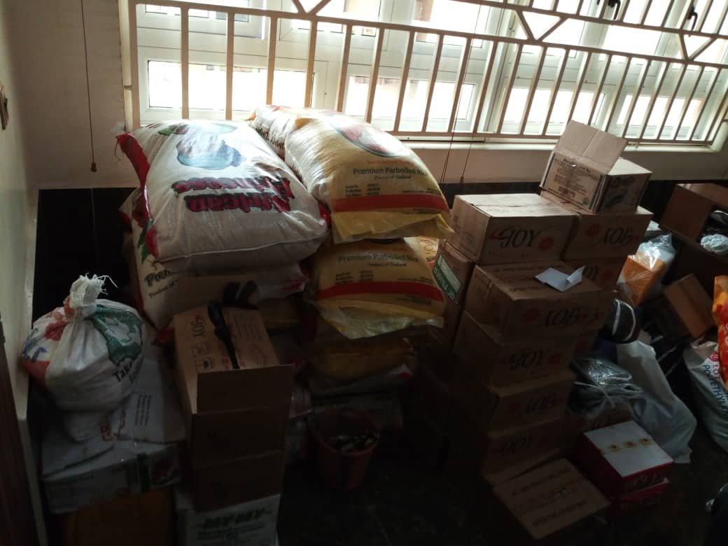 ElevateNg's tweet photo. As the D-day,  #dec22 is fast approaching, we have been preparing adequately and massively for it. 
Team members and volunteers packing food items in preparation for the great event at the head office, Lagos.
#ElevateNg
#ElevateMakoko
#CIM2018 https://t.co/TeXwQtRstQ