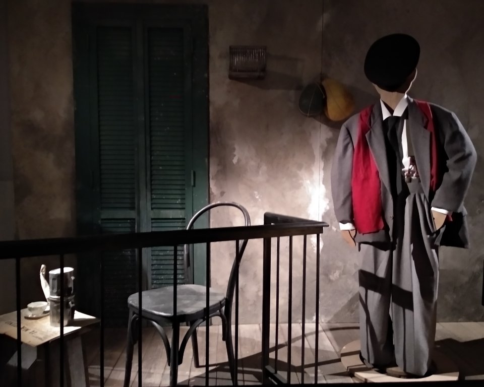 Artenope_'s tweet photo. “I fantasmi non esistono. I fantasmi siamo noi, ridotti così dalla società che ci vuole ambigui, ci vuole lacerati, insieme bugiardi e sinceri, generosi e vili.”  
Vieni a conoscere la storia dei De Filippo. 
Vieni a conoscere la storia de''arte
https://t.co/MY1ETaBQz3 https://t.co/zcE6pCGzRr