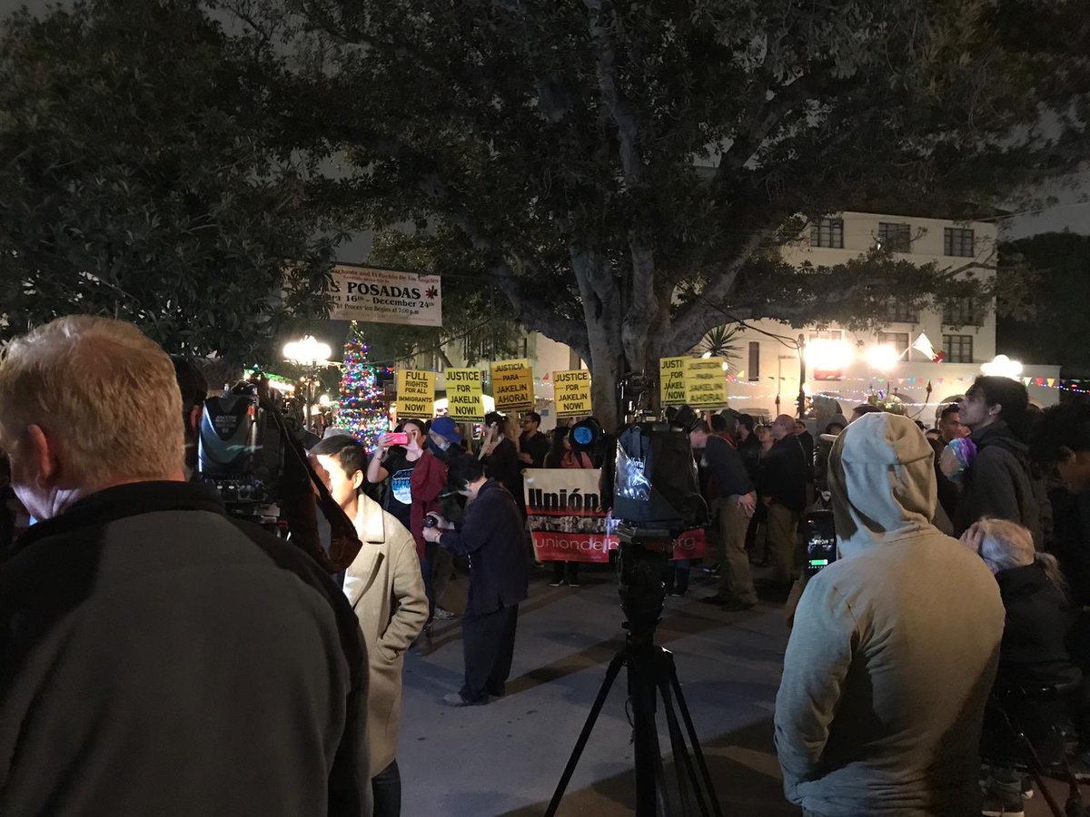 nmasUnivision34's tweet photo. En Los Angeles piden justicia por Jakelin Caal, la niña de 7 años que murió bajo custodia de la Patrulla Fronteriza. @oborraez con el reporte #ALasOnce #Univision34LA https://t.co/Cc3XwPziZX