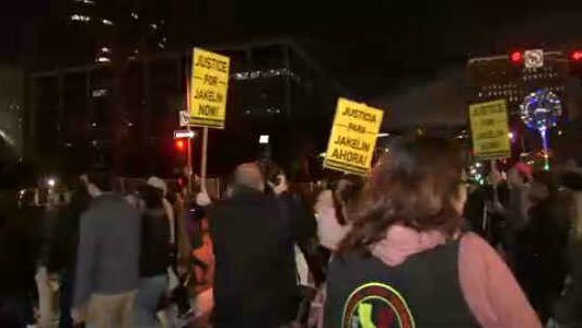 nmasUnivision34's tweet photo. En Los Angeles piden justicia por Jakelin Caal, la niña de 7 años que murió bajo custodia de la Patrulla Fronteriza. @oborraez con el reporte #ALasOnce #Univision34LA https://t.co/Cc3XwPziZX