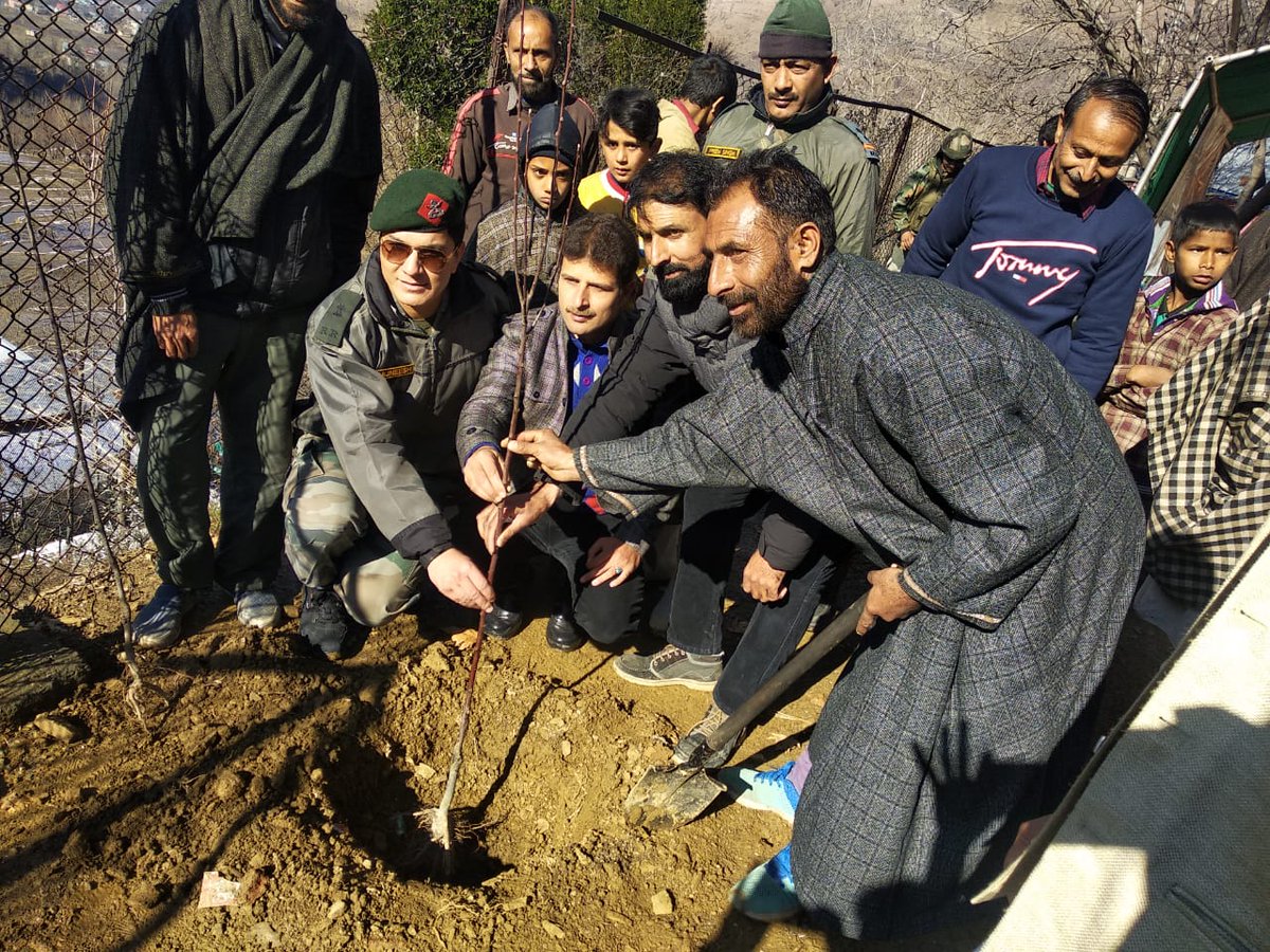 Whiteknight_IA's tweet photo. #IndianArmy is carrying out a tree plantation drive at Banihal from 17 to 19 Dec 18. The initiative is being undertaken by the Army with the help of Forest Department, Ramban. Approximately 300 saplings were planted. #ArmyForEnvironment @adgpi https://t.co/ZBlpXpezfb