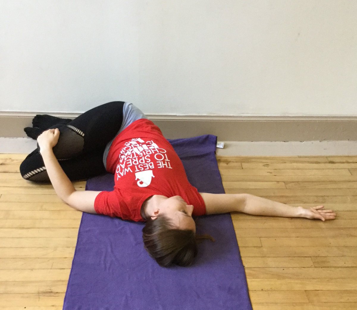 yogabygillian's tweet image. Feeling tight and achy across your upper back and shoulders? A spinal twist can work wonders to loosen off tight muscles and relieve tension built up throughout the day.
#spinaltwist #wallyin #yinyoga #yoga #affirmationadvent #yogabygillian