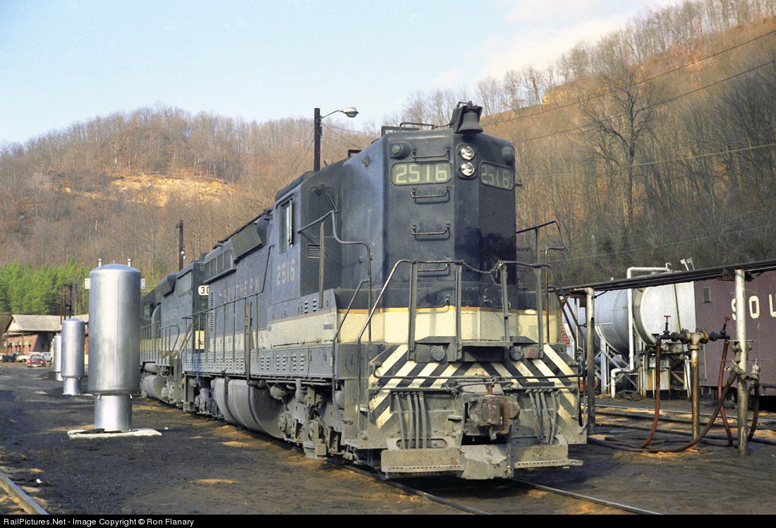 TrainPicsDaily's tweet image. Southern SD24 2516 at the Andover Engine Terminal in Andover, VA. Photo by Ron Flanary. February, 1968

railpictures.net/photo/471931/