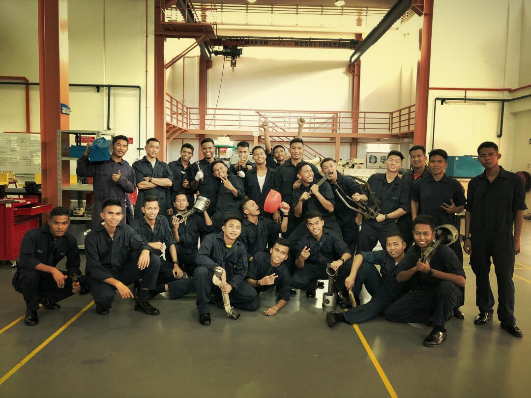 mursyidajahar95's tweet photo. We are the navy people #tmkalpha
#marinengineering https://t.co/Dorac49YJK