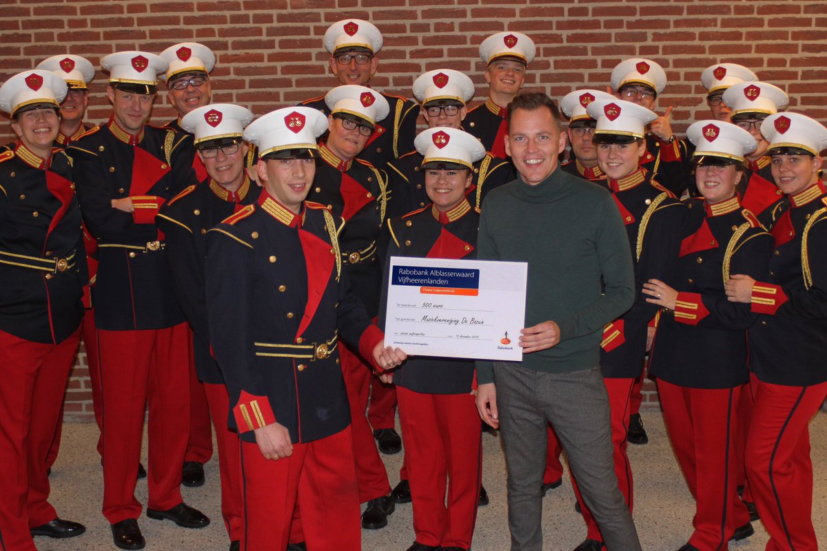 Huub88's tweet photo. Blije gezichten bij Muziekvereniging De Bazuin! Namens @RabobankAV ontvingen ze van mij een cheque voor de aanschaf van nieuwe petten! Zo kunnen ze in stijl muziek blijven maken! https://t.co/vlGS6Oj5CJ