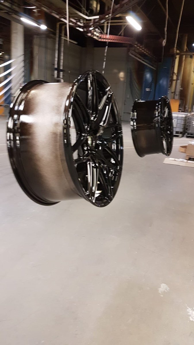 loma_alufelgen's tweet image. #powdercoating at #LOMA is slways something special. Here #22inches for the #newbentleygt. #lomafelgen #lomawheels #konkavefelgen #concavewheels #forgedwheels #schmiedefelgen