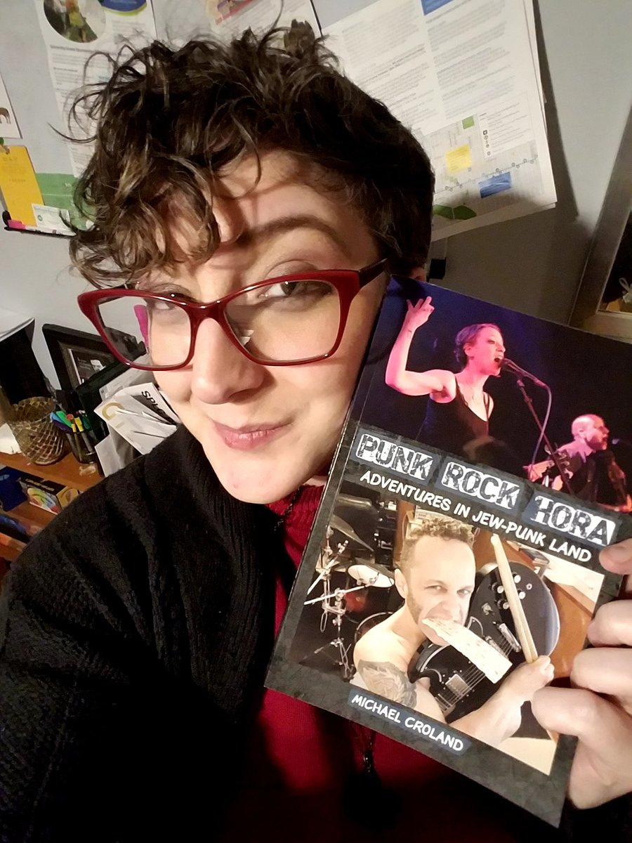 themaili's tweet photo. IT'S HERE 

I'M IN A BOOK ABOUT #KLEZMER PUNK TALKING ABOUT @Debaucherauntes AND IT'S IN MY HANDS

@MichaelCroland https://t.co/9cJNmbv0sL
