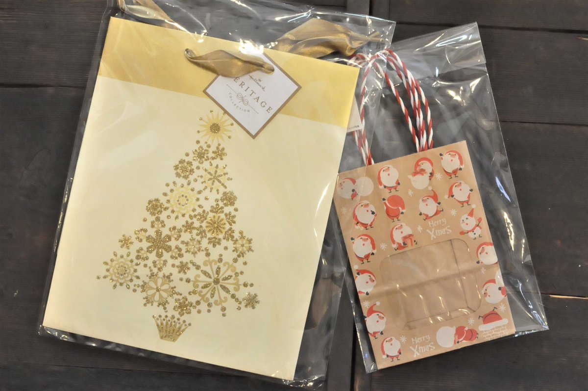 紙モノ雑貨店 ぺぱむら クリスマス柄のミニバッグです 持ち手もリボンや２色使いなど凝っていて 入れるだけでラッピングになります 入口をシールやマスキングテープで止めてもよいですねー