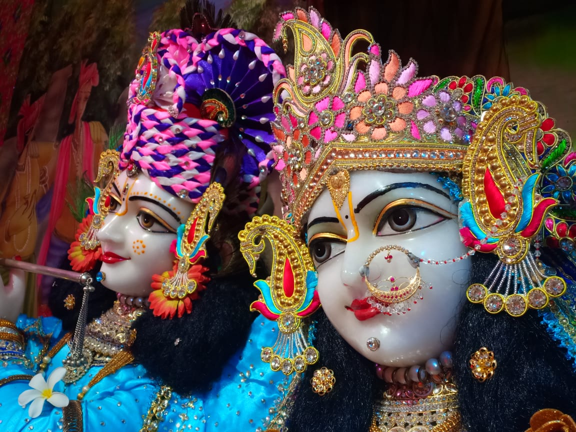 KapilCh800322's tweet photo. ये कान्हा बिना स्पर्श
तुम्हे जी भर चाहेगा राधा

तुम रहोगी हृदय में हमेशा
तुम्हारे बिन रहुंगा मैं आधा

आओ जरा नैनों में बसा लूँ
मैं तेरा कृष्ण तू मेरी राधा!!!
#parentsblessing
#राधेकृष्ण 😍 😘 ❤️ https://t.co/KWyDm0wCba