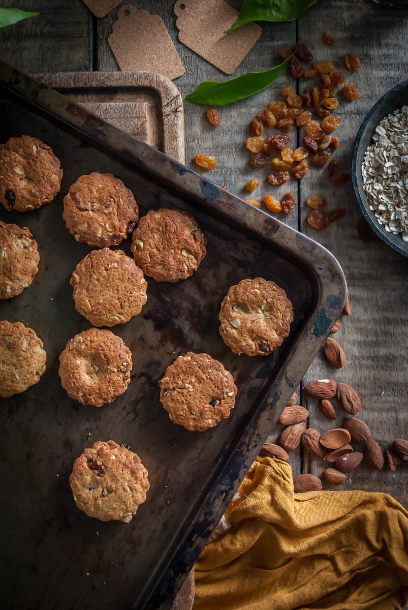 Nouvelle recette sur le blog !  Pour offrir à vos chaleureux invités un moment, inoubliable au coin du feu, je vous propose de leur faire déguster de délicieux biscuits aux flocons d’avoine et fruits secs accompagnés d’un chocolat chaud maison. cookandgoute.org/biscuits-dhive…