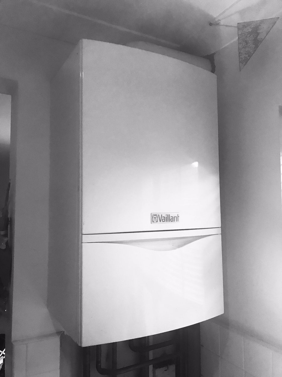 warmzonegroup's tweet photo. #week51 out with the old @vaillantuk being replaced by big sister the @glow_wormclub Ultimate3 complete with #boilerplus compliant Climapro2 & RF #weathercomp #clubenergy #heatingshoreham #shorehamheating #energyefficient #costsaving #reliable #merrychristmas #lastoneof2018 ๐
๐ป https://t.co/WzjOUvjSnw