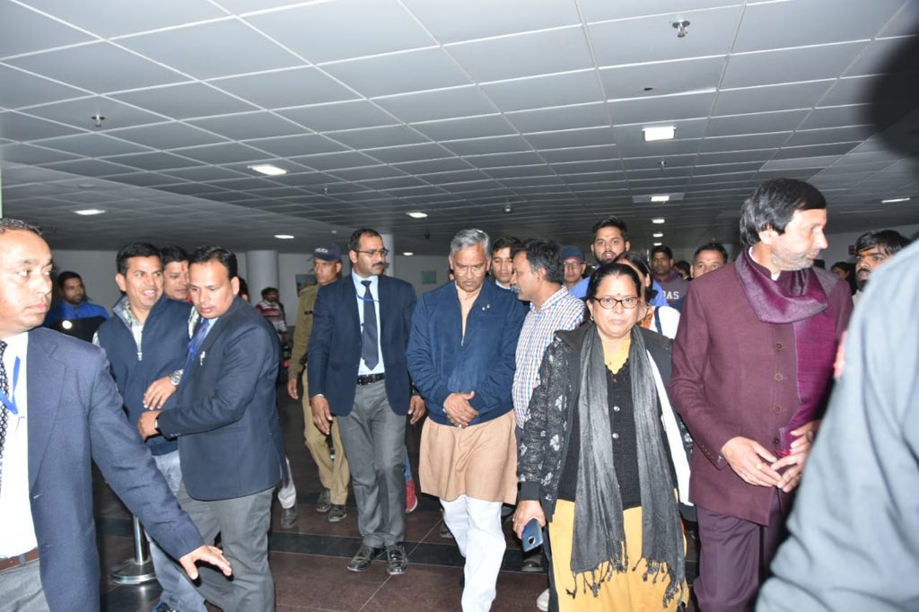 ऋषिकेश एम्स में भर्ती पौड़ी की पीड़ित छात्रा का हाल जाना,छात्रा को उचित उपचार के लिए एयर एम्बुलेंस से दिल्ली के सफदरजंग अस्पताल भेजा जा रहा है।पीड़ित बच्ची के इलाज में कोई कोताही नहीं बरती जाएगी,उसके इलाज का पूरा खर्च सरकार वहन करेगी। आरोपी के खिलाफ सख्त से सख्त कार्रवाई की जाएगी