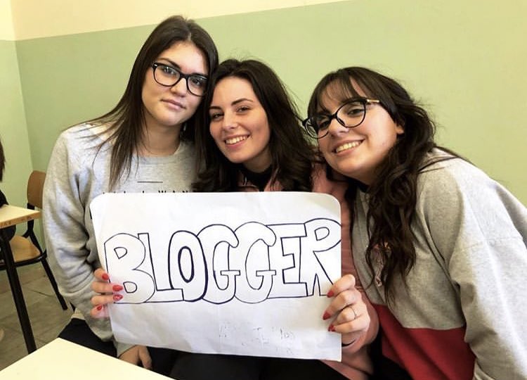 mworkerssecrets's tweet photo. ad ognuno il proprio ruolo!💪🏼
vi presentiamo il team #mozzarellaworkerssecrets 
#ASOC1819 
#AScuoladiOpenCoesione https://t.co/JaYOgRVbDx