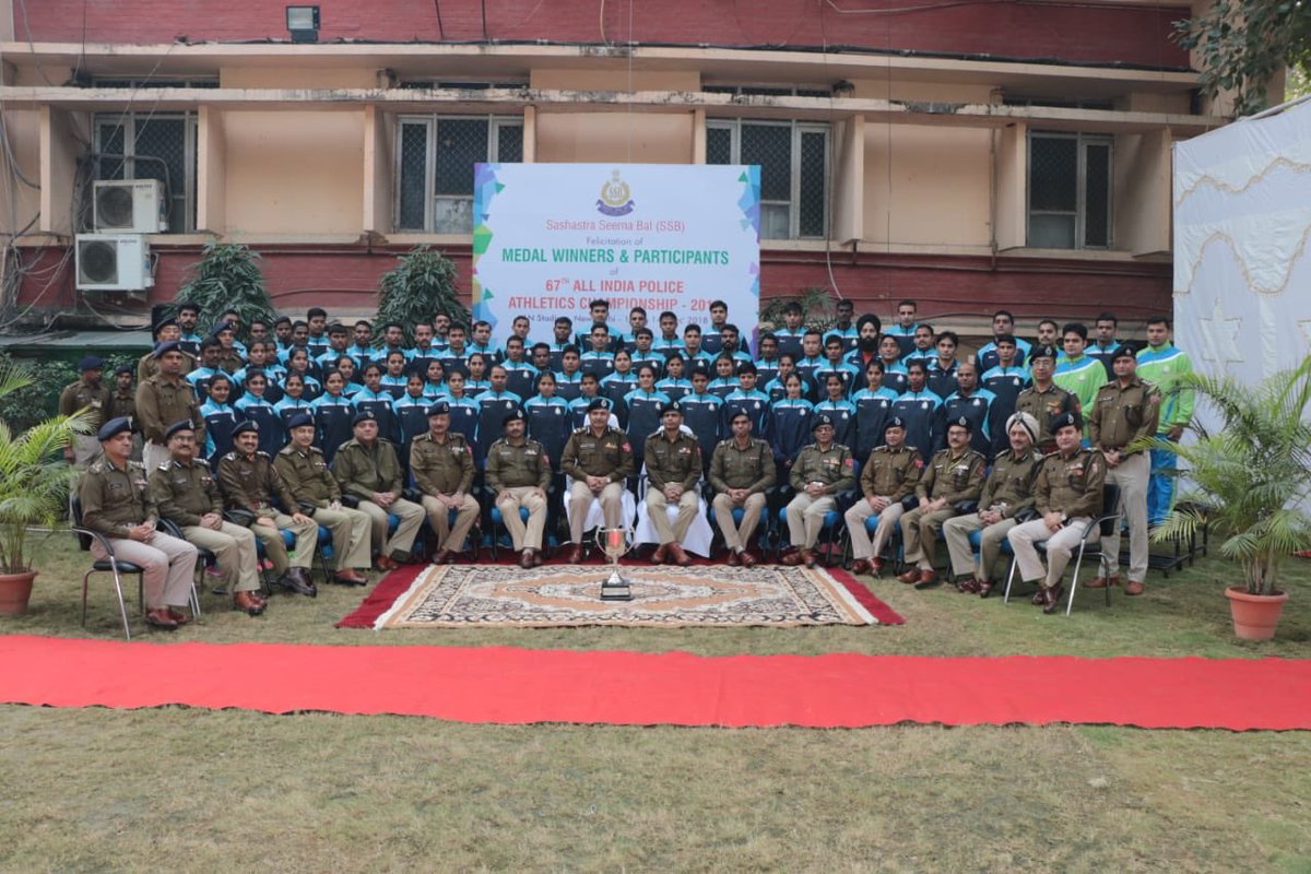 defencedefine's tweet photo. #SSBRocks
#MedalWinners
आज #एफएचक्यू में आयोजित एक समारोह में, #डीजी ने उन सभी खिलाड़ियों को बधाई दी और सम्मानित किया, जिन्होंने पदक जीते और 67 वें अखिल भारतीय पुलिस एथलेटिक्स चैम्पियनशिप-2018 में भाग लिया। हमें हमारे एथलीटों द्वारा तारकीय प्रदर्शन पर गर्व है। @DGSSB #SSB #Indian https://t.co/7H50ADe1Du