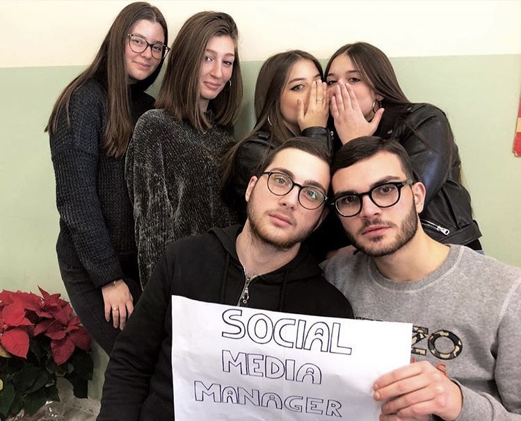 mworkerssecrets's tweet photo. gli altri membri del team #mozzarellaworkerssecrets 
#ASOC1819 #AScuoladiOpenCoesione https://t.co/jEHd4vUTVS