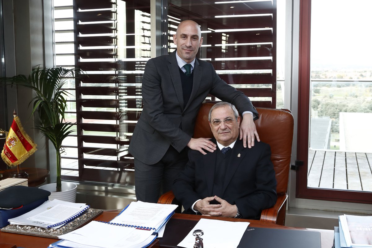 Ginés Meléndez se despide de su casa, la RFEF, con "enorme gratitud y orgulloso" del cariño recibido.
@LuisRubiales destaca la "importantísima y comprometida labor de Ginés"
🔗 Más info: http://bit.ly/Gines181218
