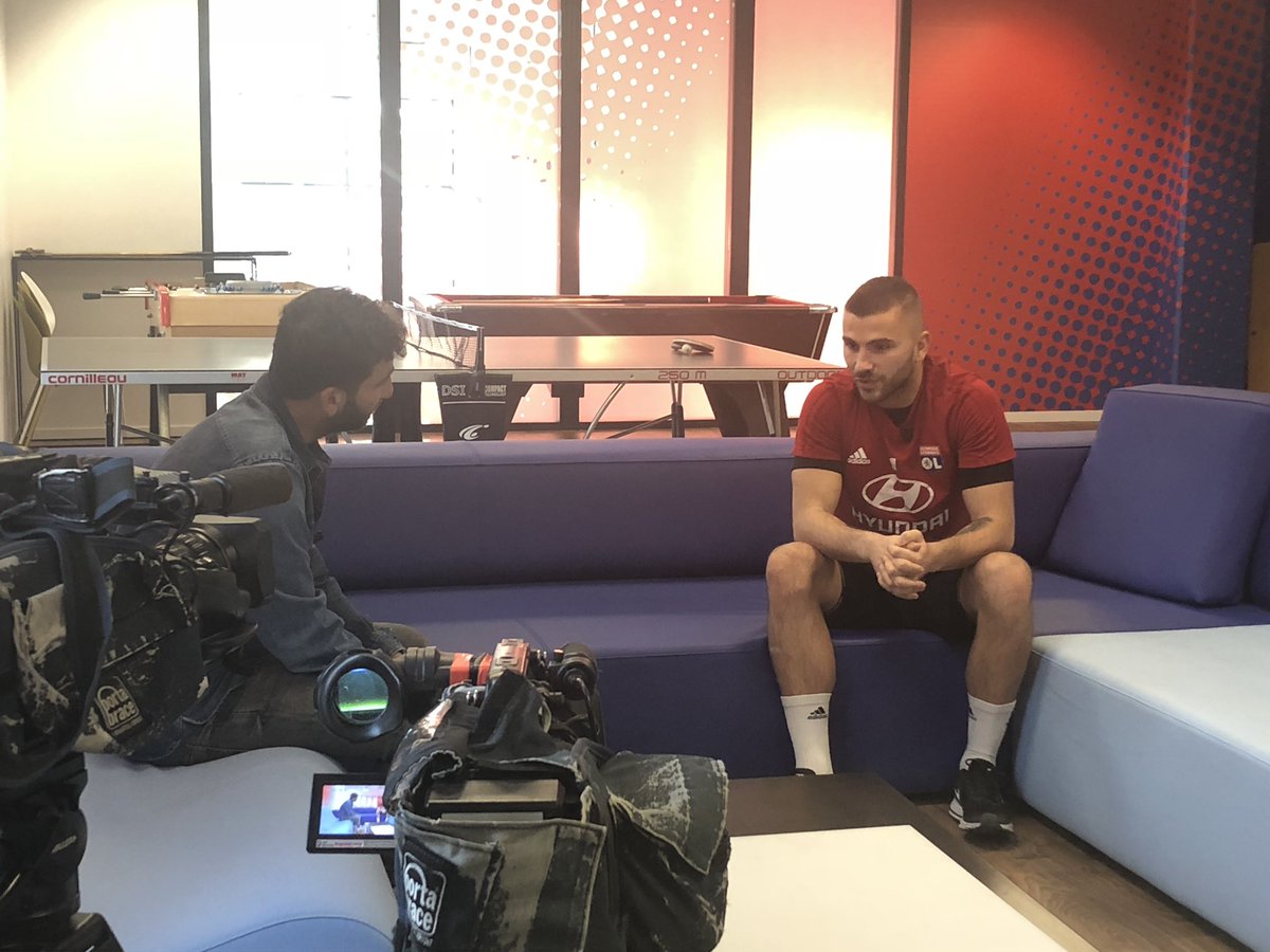 Tournage avec Anthony Lopes qui se livre sur son très bon début de saison. 👐🏻
À retrouver dans les prochains jours ! 🎥