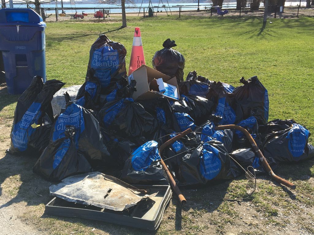 In 2018, with the help of partners we removed 38,894 lbs of garbage from the Lake Ontario shoreline in TRCA's jurisdiction through the 'Look After Where You Live' and 'Clean Water, Our Future' programs! Read the story in our latest issue of Shorelines - buff.ly/2RVcNng