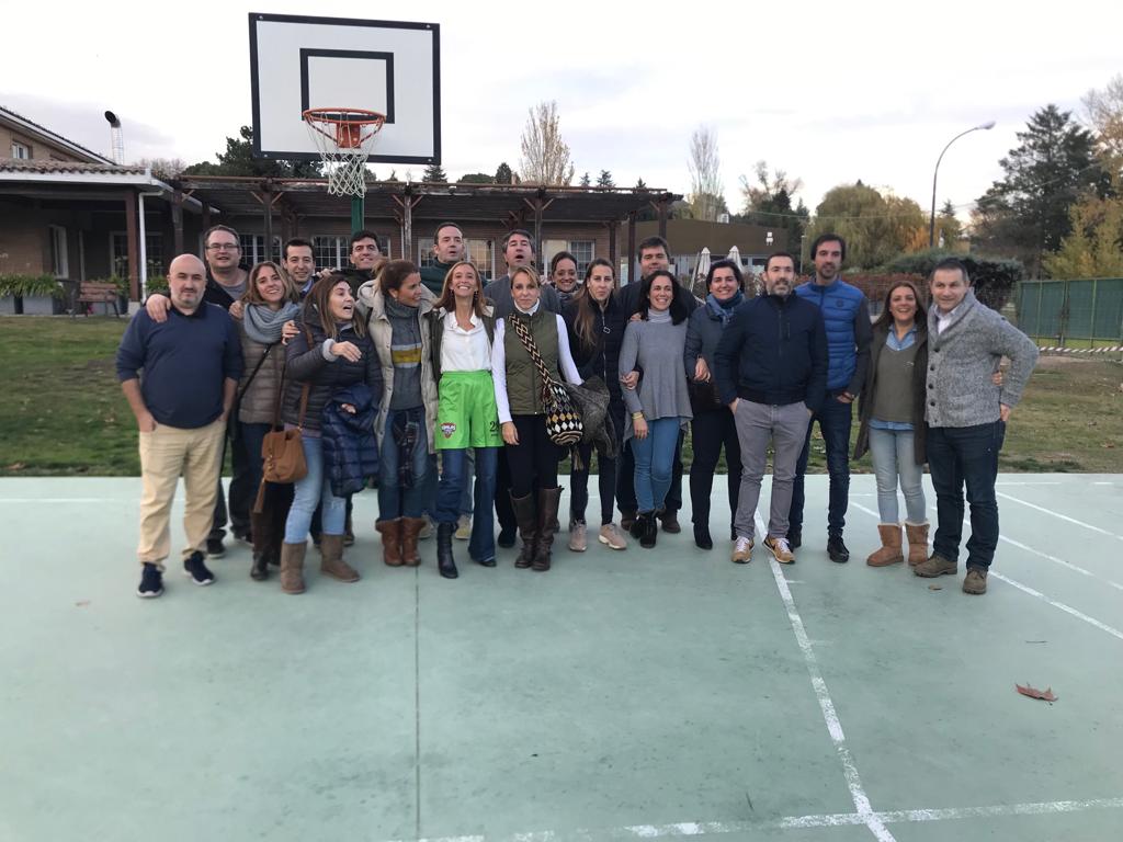 SjPbasket's tweet photo. Un equipo de baloncesto está formado por jugadores y entrenadores, pero tras ellos hay otro gran equipo. 😃 Les presentamos al equipo al completo de las #MiniCaimanes de @sjpbasket 😍 #SomosSJP #VamosSJP https://t.co/zRU7SpClda