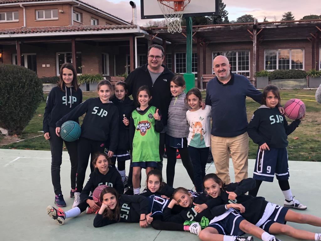 SjPbasket's tweet photo. Un equipo de baloncesto está formado por jugadores y entrenadores, pero tras ellos hay otro gran equipo. 😃 Les presentamos al equipo al completo de las #MiniCaimanes de @sjpbasket 😍 #SomosSJP #VamosSJP https://t.co/zRU7SpClda
