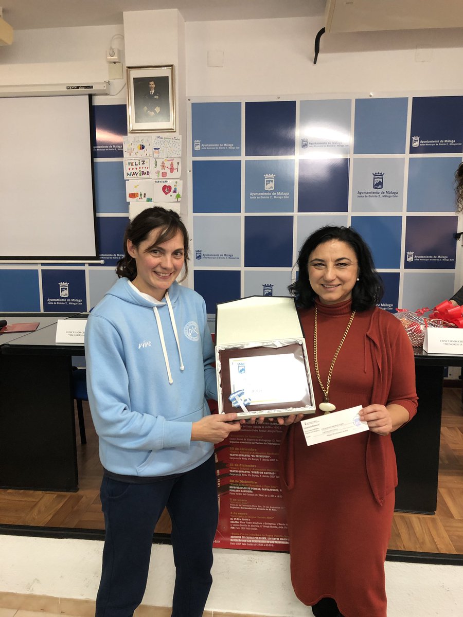 presentacionMLG's tweet photo. BELÉN | #premios @malaga ⭐️
Hoy recibimos de la mano del #distrito de #ElPalo @carlosmconde y Pedro Palacios nuestro #2Premio en la #categoría de #BelenesEscolares ✨Muchas gracias a nuestras #familias 💙y enhorabuena a todos los premiados y participantes 👏🏻 https://t.co/rXtOy3seyA