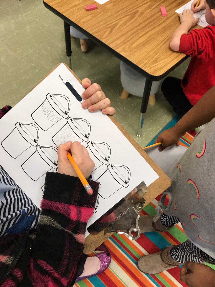 tabs_belella3's tweet photo. Brainstorming ways to fill buckets and spread kindness while using write one, give one, get one protocol! 💙😊 #ChooseKindness #FDELearns #wcpsmd https://t.co/LZV4e7JgoH
