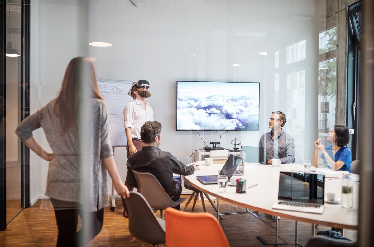 __RobWilkinson's tweet photo. Following our hugely successful #5daysofdisruption at the start of december this article from @HannahHarris81 gives her three top tips for #familybusinesses when confronting disruption https://t.co/3aF2hjWSdP https://t.co/TUNeUugWz7