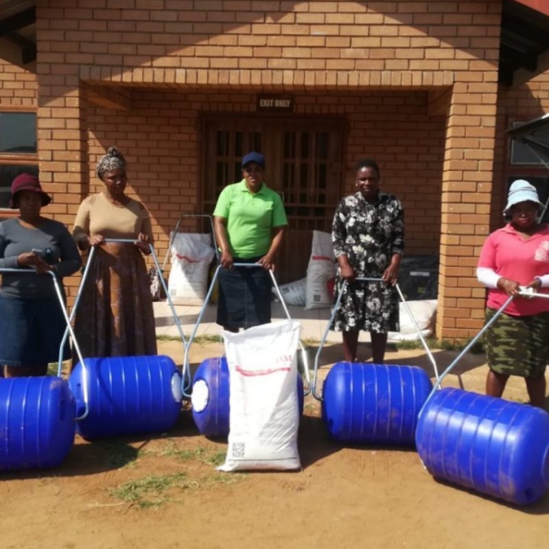 DifferentLifeSA's tweet photo. Use your Different Donation to make water collection easier, and help Early Childhood Development teachers reclaim valuable teaching time with their kids by allocating to @JAMSouthAfrica's project: https://t.co/M6DecP4A8W #DifferentDonation #ECD https://t.co/V6wLpUQ1Nb