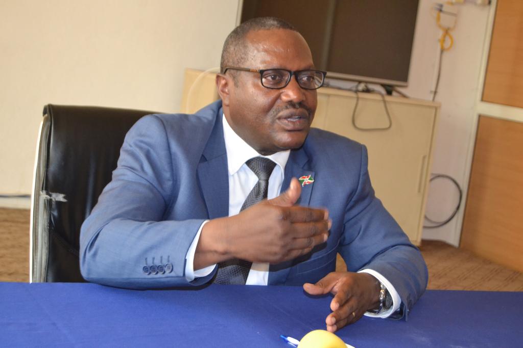 manirakizaladi4's tweet photo. Inyuma y,aho U #Burundi 🇧🇮🇧🇮🇧🇮buhimbarije umunsi wahariwe igiti ku wa 15 kigarama 2018, ugutera ibindi biti bigiye kubandanya gushika 15 #Ntwarante 2019 kugira bashikire ihangiro ry,igihugu #EWE #BURUNDI #URAMBAYE vyavuzwe na @DRurema umushikiranganji w,ibidukikije @BMineagrie https://t.co/NbuYD7yqKK