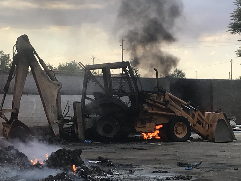 DesboMohono's tweet photo. Meeting with stakeholders at Recycling Buy Back Center in @MahikengLM after fire destroyed some assets on Sunday @environmentza The Center will be opened for operations as soon as possible https://t.co/2Duh7y7pq6