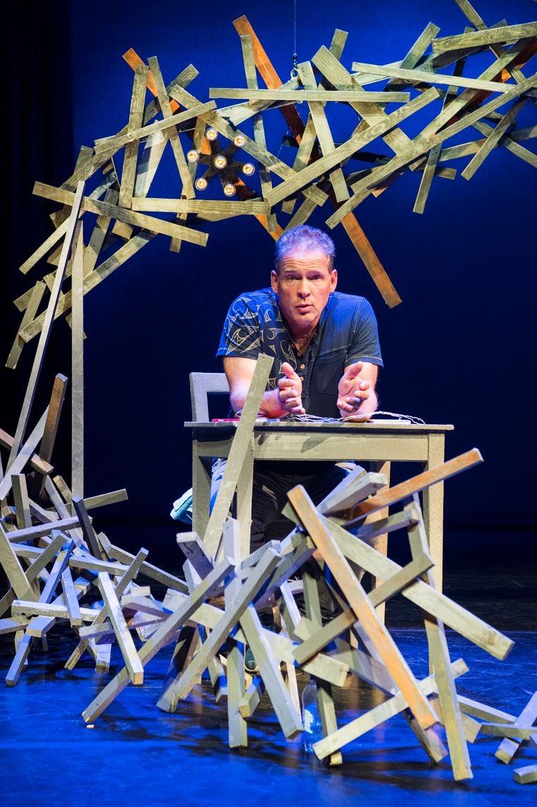 Erik van Muiswinkel brengt a.s. donderdag ‘De Oplossing’. Wie wil die nu níet aangereikt krijgen? 
De Oplossing op 20 december in ons theater. Door Van Muiswinkel. Be there.

Kaarten via stadsgehoorzaalkampen.nl