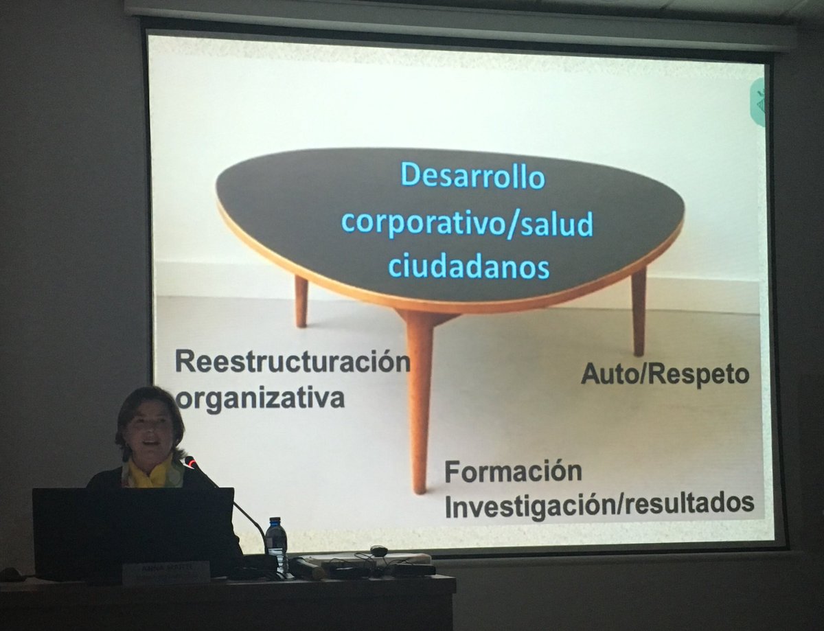 direnfchguv's tweet photo. En la conferencia inaugural de las XIII jornadas de enfermería @HGUVALENCIA  
Nuestra compañera Anna Martí @sucreanna reflexiona sobre la enfermeria de practica avanzada y los condicionantes de nuestra profesión en una brillante exposición https://t.co/FA4mHZ6iwK