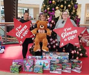 PolypipeBS's tweet photo. Polypipe raised an amazing £586 for this years #TGTHeartBluewater which bought 57 presents for a variety of deserving children this Christmas. @heartkentradio @TweetBluewater #Polypipe #Christmas #HeartGivingTree https://t.co/Bvl4cvSSor