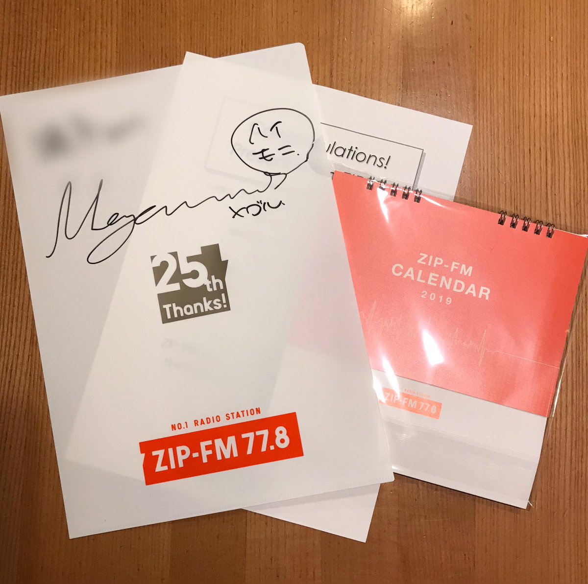 yangzi55853903's tweet photo. #zipFM
#ハイモニ
#happysmileweek
めぐるさん!カレンダーありがとう!
サインもありがとう!今年はついてるかも〜年末ジャンボ買ってみよう! https://t.co/mHCU5T8BPy