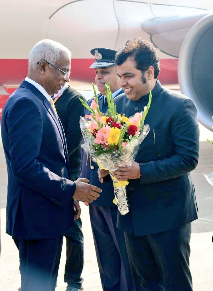 ptshrikant's tweet photo. Welcome of His Excellency President of the Republic of Maldives Mr.@ibusolih on arrival at Agra airport. @UPGovt @BJP4UP https://t.co/l6I0zdTldY