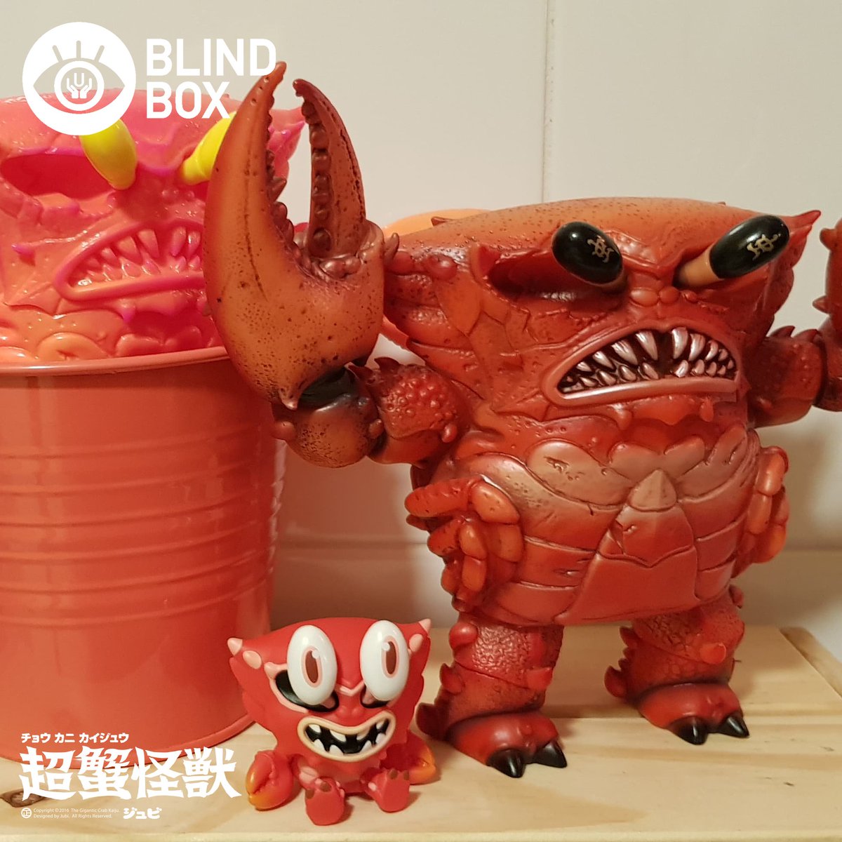 jubiyang's tweet photo. 今天早上，來自新加坡的蟹友傳來這張照片，告訴我她第一抽就抽到超蟹異色版 🦀真的好厲害! 為她開心! 我自己都還沒有呢! 😥

#unboxandfriends #toonatthapong #madebyunbox
@unboxjp #UNBOX #JUBI #jubiyang
#超蟹怪獣 #Thegiganticcrabkaiju #toys #sofubi 
 #kaiju #怪獣 #怪獣ソフビ #ソフビ https://t.co/T29wNyaAwM