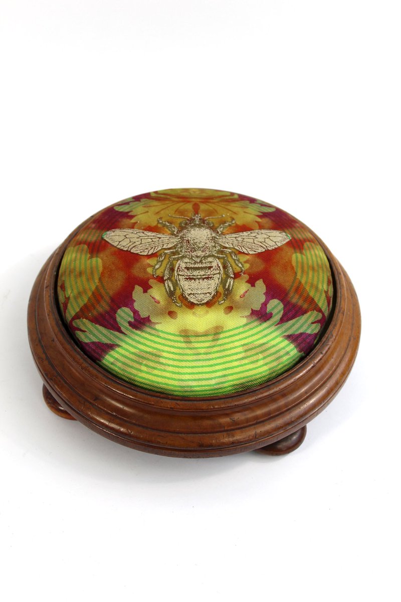 TBeasties's tweet photo. Day 18 of our Advent Stool Calendar and looking for a home is the Honey Bee Roundel Wooden Stool.
Please check back tomorrow when we will be adding the rest of our Stools for Advent so that we get them all shipped out to their new owners for Christmas.
#stooladay #advent #stools https://t.co/mQcaufhsLL